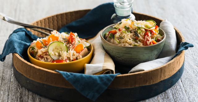ΣΑΛΑΤΑ ΡΥΖΙΟΥ ΜΕ ΚΑΛΟΚΑΙΡΙΝΑ ΛΑΧΑΝΙΚΑ ΚΑΙ DRESSING ΜΕ ΞΥΔΙ, ΜΕΛΙ ΚΑΙ ΦΡΕΣΚΑ ΜΥΡΩΔΙΚΑ