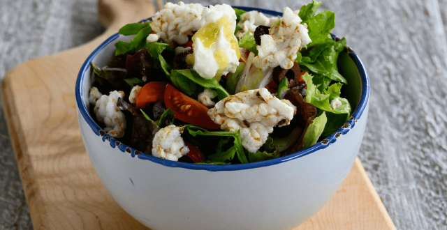 ΣΑΛΑΤΑ ΜΕ ΚΑΤΙΚΙ, ΡΥΖΟΓΚΟΦΡΕΤΑ ΚΑΙ DRESSING ΜΗΛΟΥ