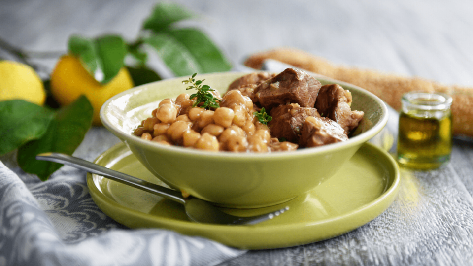 ΧΟΙΡΙΝΟ ΛΕΜΟΝΑΤΟ ΣΤΗΝ ΚΑΤΣΑΡΟΛΑ ΜΕ ΡΕΒΙΘΙΑ